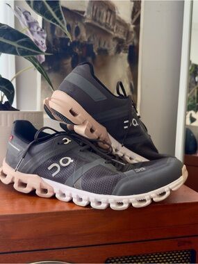 On Women's Cloudflow running shoes